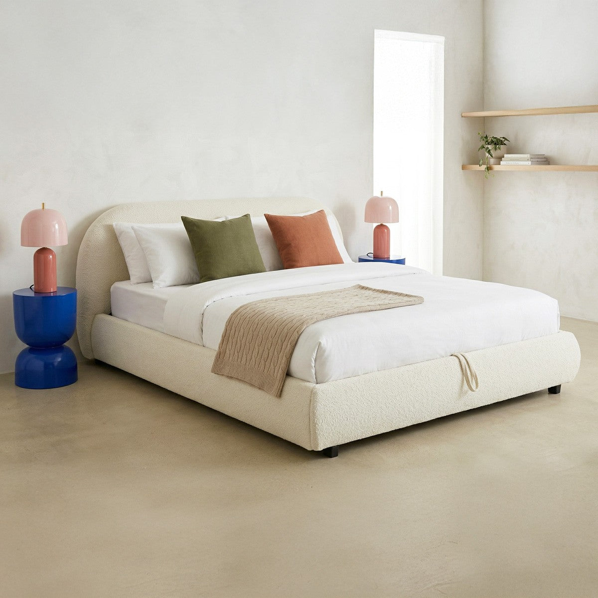 Madisson - Lit Coffre avec Tête de Lit Matelassée en Tissu Bouclé - Beige
