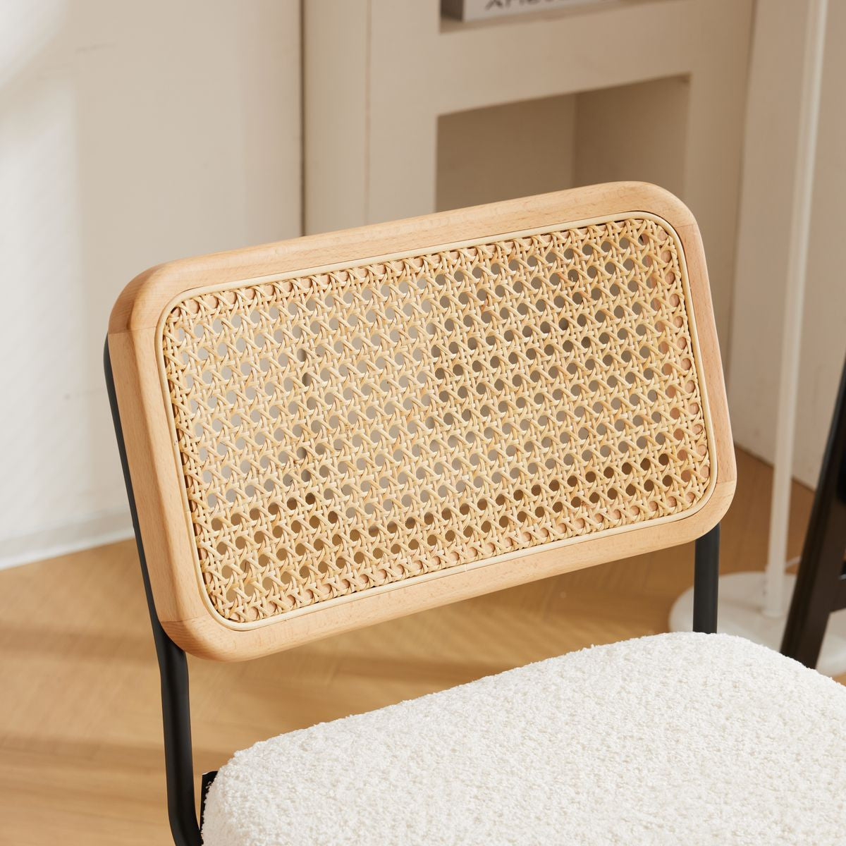 Muse - Lot de 2 Chaises de Bar en Cannage et Tissu Bouclé, Piètement Noir - Beige