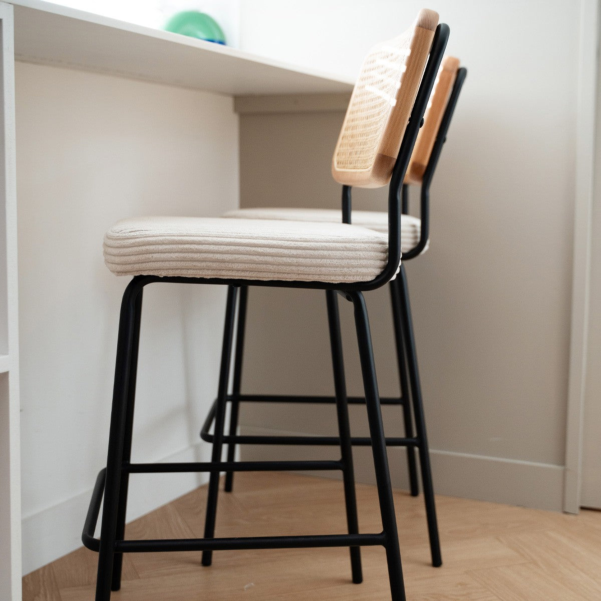 Muse - Lot de 2 Chaises de Bar en Cannage et Velours Côtelé, Piètement Noir - Beige