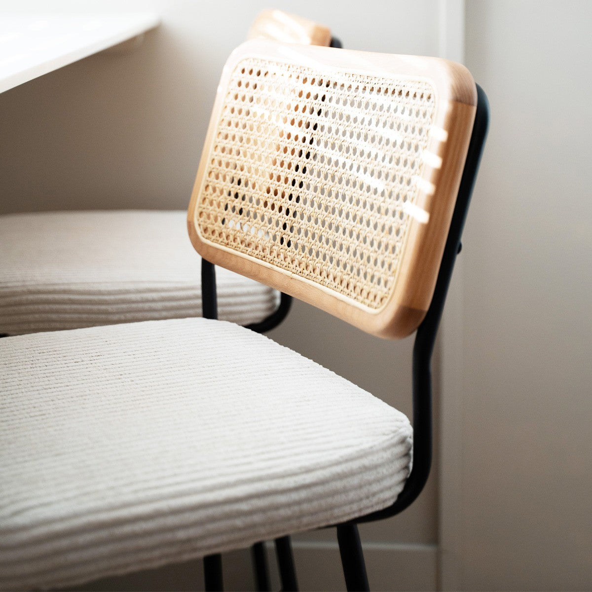 Muse - Lot de 2 Chaises de Bar en Cannage et Velours Côtelé, Piètement Noir - Beige