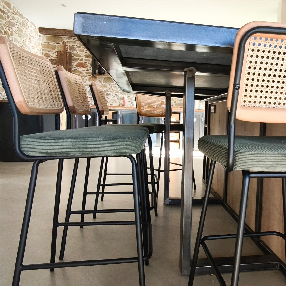 Muse - Lot de 2 Chaises de Bar en Cannage et Velours Côtelé Vert, Piètement Noir - Vert Kaki