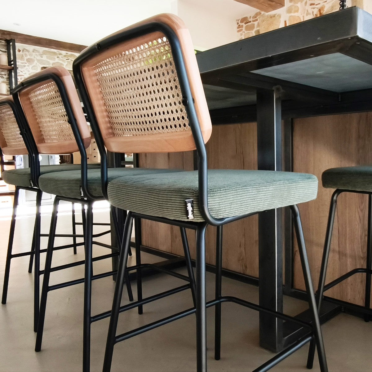 Muse - Lot de 2 Chaises de Bar en Cannage et Velours Côtelé Vert, Piètement Noir - Vert Kaki