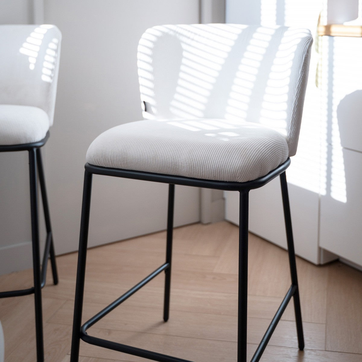 Toma - Lot de 2 Tabourets de Bar en Velours Côtelé, Piètement Noir - Beige