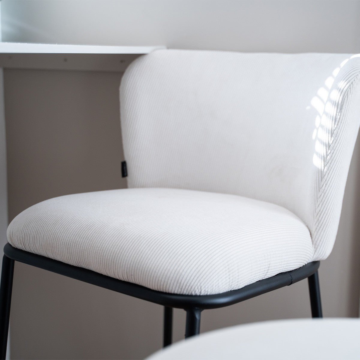 Toma - Lot de 2 Tabourets de Bar en Velours Côtelé, Piètement Noir - Beige