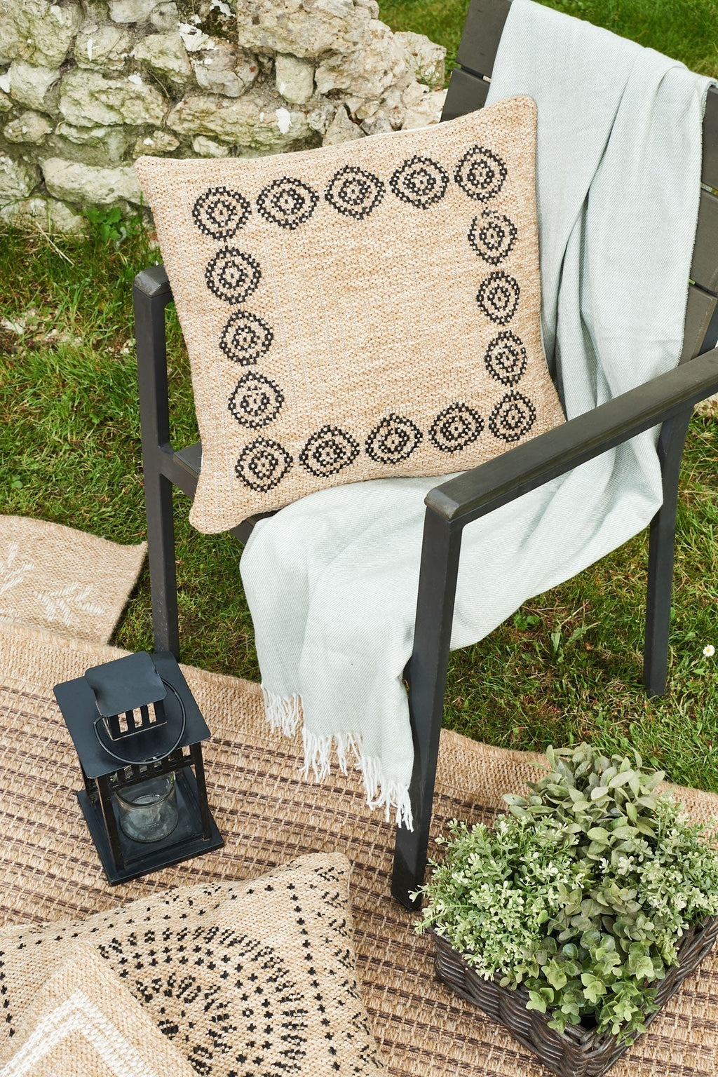 Black round patterned cushion cover with natural jute effect Nazar rugs