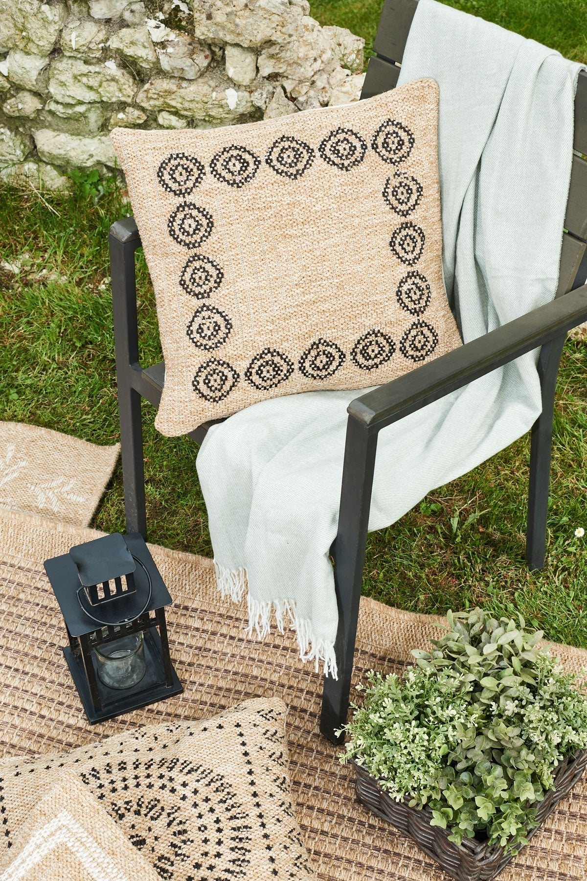 Black round patterned cushion cover with natural jute effect Nazar rugs