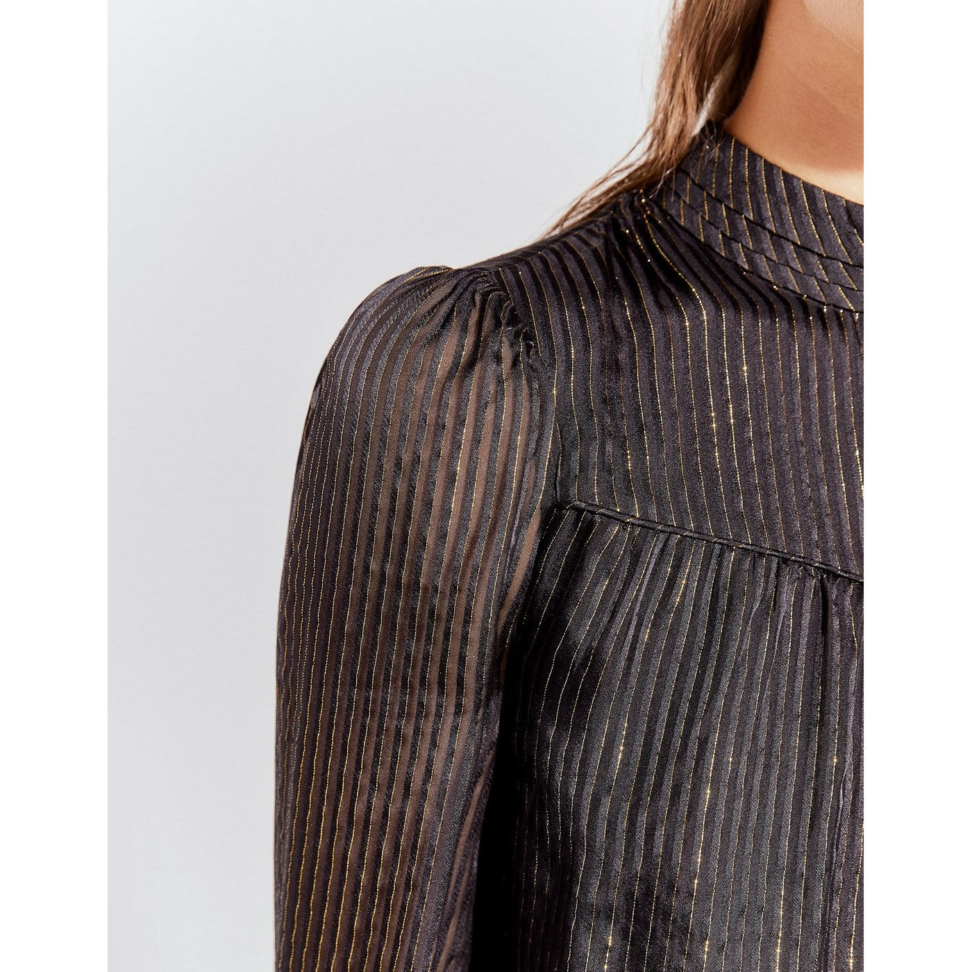 IKKS - Pure Edition Blusa Cuello Alto En Seda E Hilo Dorado - Negro