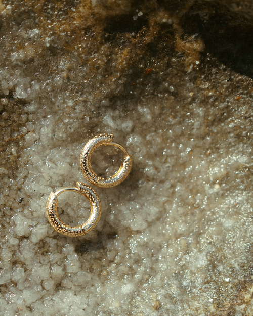 Mini créole plaqué or femme légèrement martelée 