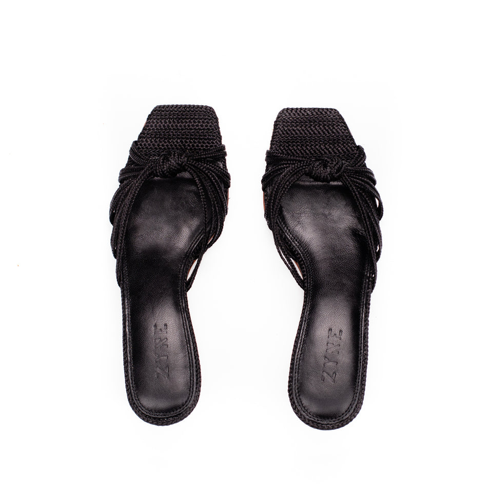Las sandalias con nudo