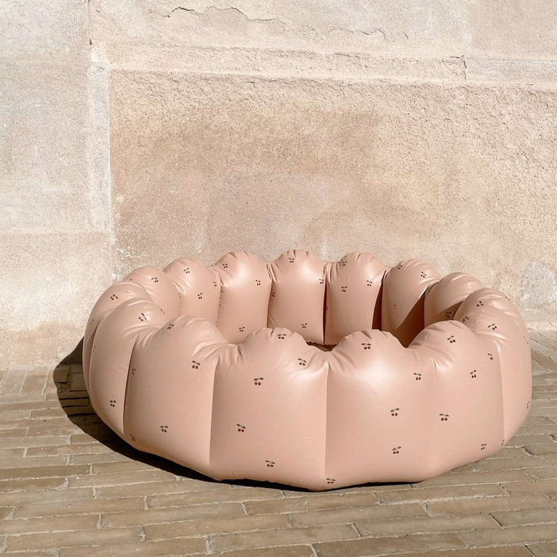 Grande piscine cerises - KONGES SLOJD - Sélection Konges Slojd à retrouver sur amaetc.com, concept store eco friendly pour enfants