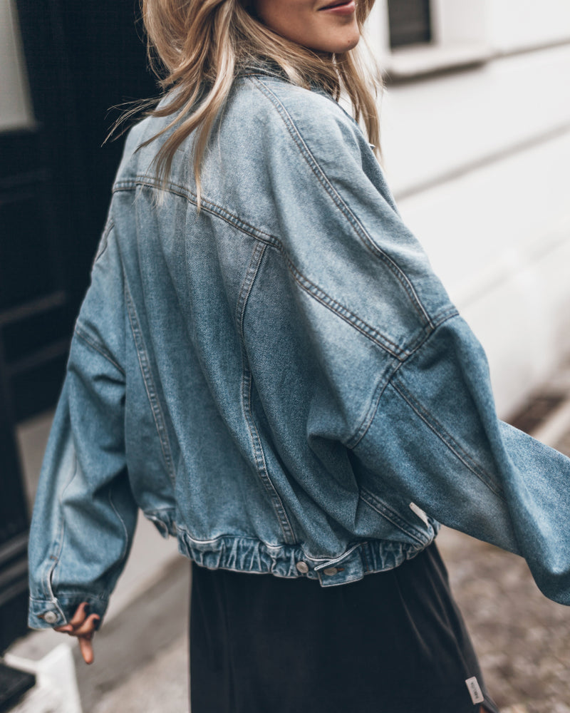 La chaqueta vaquera azul