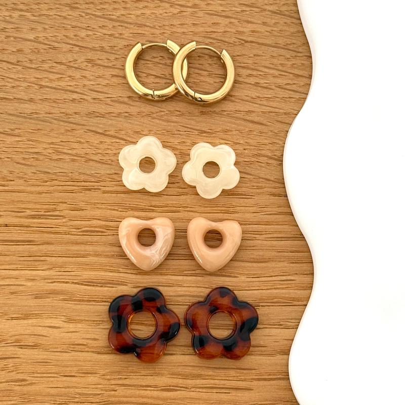 Instants Plaisirs – 4 - Coffret Créoles Acier, quatre paires de boucles d'oreilles fantaisie sur fond en bois clair