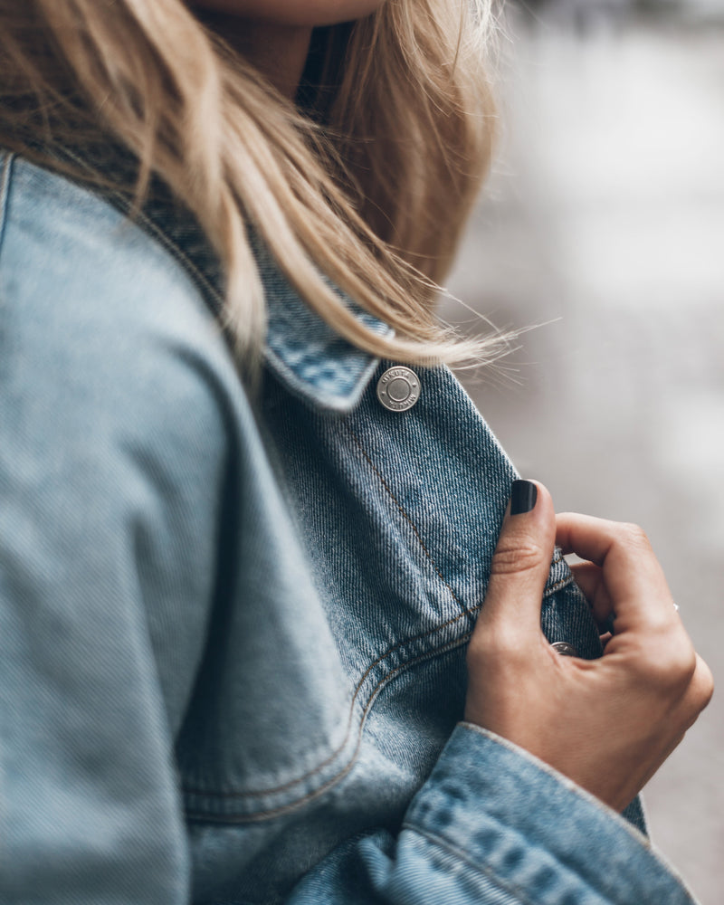 La chaqueta vaquera azul