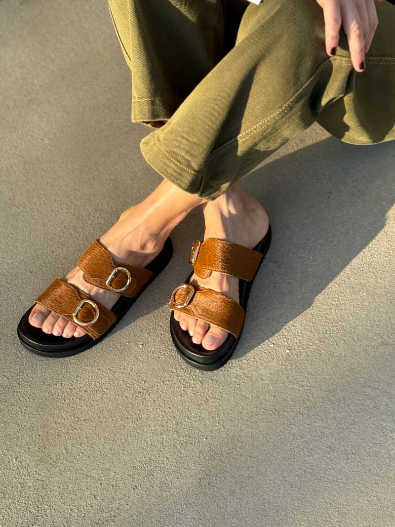 Sandalia Camel con Doble Hebilla