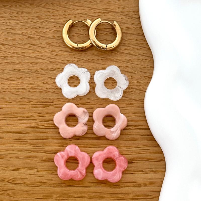 Instants Plaisirs – 7 - Coffret Créoles Flora Acier, boucles d'oreilles dorées et fleurs en résine sur fond en bois