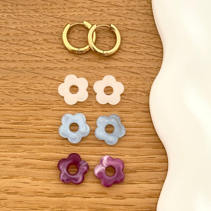 Instants Plaisirs – 4 - Coffret Créoles Mini Flora Acier, boucles d'oreilles créoles dorées et breloques fleurs colorées sur bois