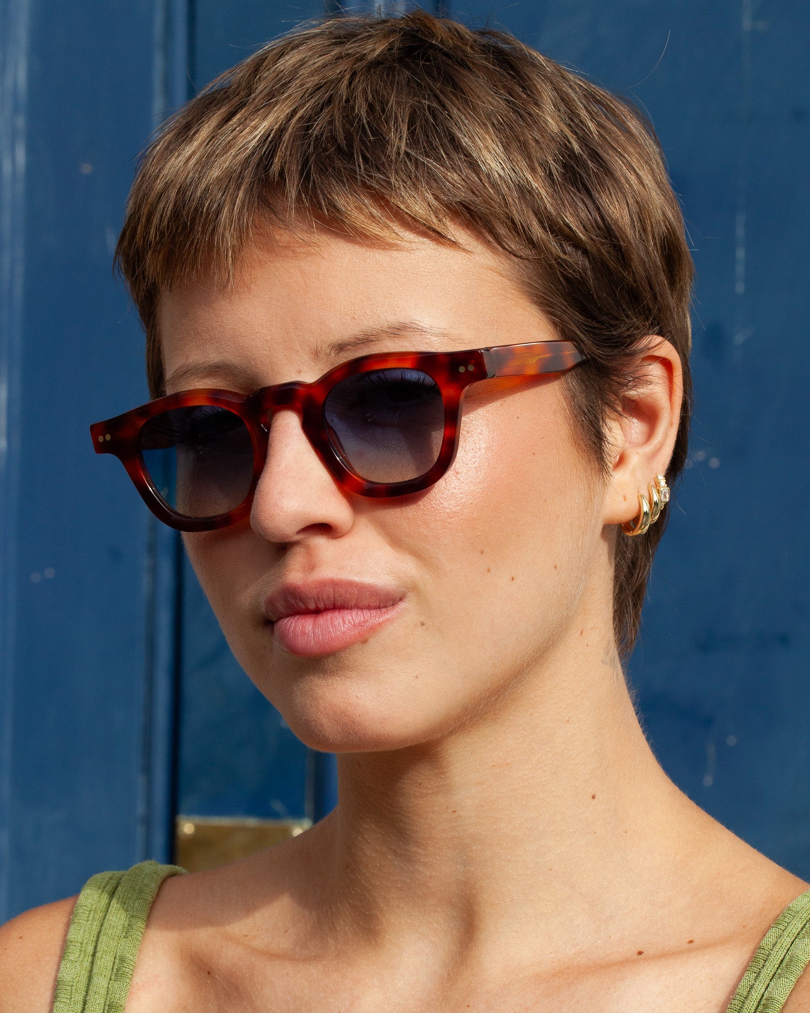 Gafas de sol Bruce Ecaille: montura cuadrada, usadas por una mujer
