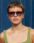 Gafas de sol Bruce Ecaille: montura cuadrada, usadas por una mujer