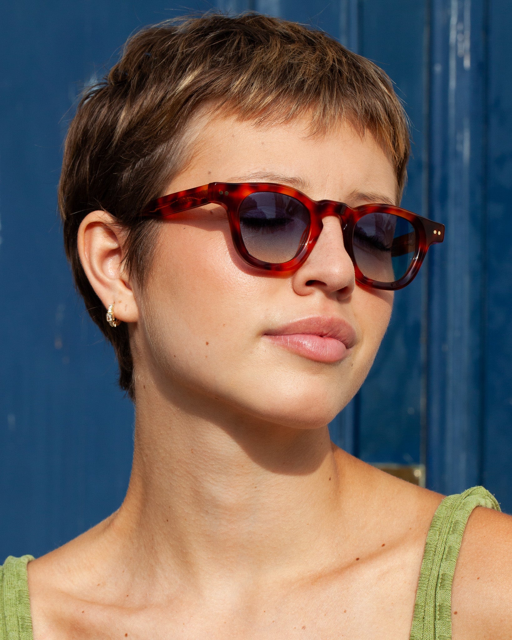 Gafas de sol Bruce Ecaille: montura cuadrada, usadas por una mujer