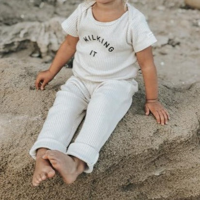 Legging en coton biologique 'Milking it' oat - Sélection Claude & co à retrouver sur amaetc.com, concept store eco friendly pour enfants