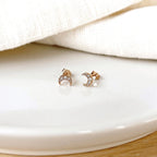 Instants Plaisirs – Boucles D'Oreilles "Lune" Plaqué Or, deux boucles d'oreilles en forme de croissant de lune, serties de strass