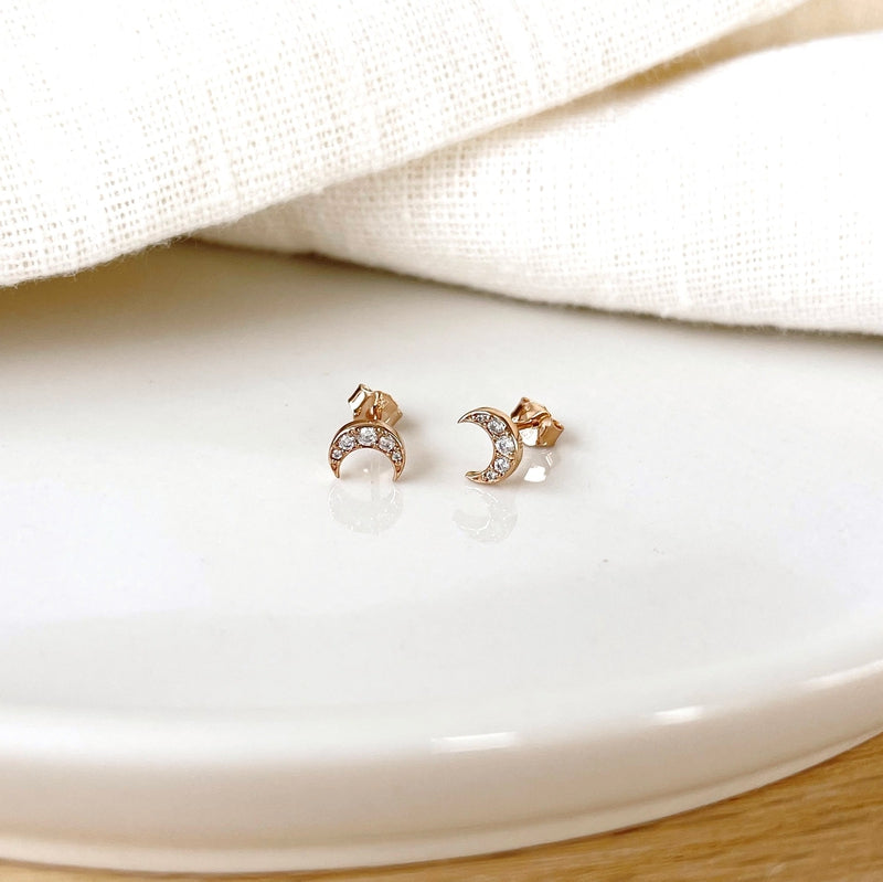 Instants Plaisirs – Boucles D'Oreilles "Lune" Plaqué Or, deux boucles d'oreilles en forme de croissant de lune, serties de strass