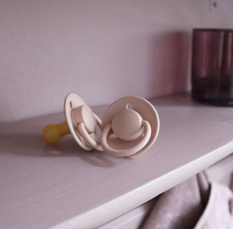 Chupete de caucho 100% natural en color Blush de la marca danesa baberos - Selección BIBS disponible en amaetc.com, concept store ecológico para niños