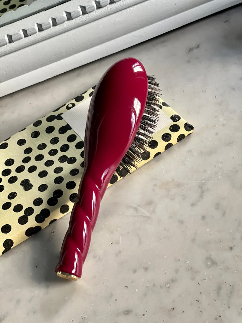 N.01 La Petite Brosse Brillance & Soin L’Universelle Rouge Cerise