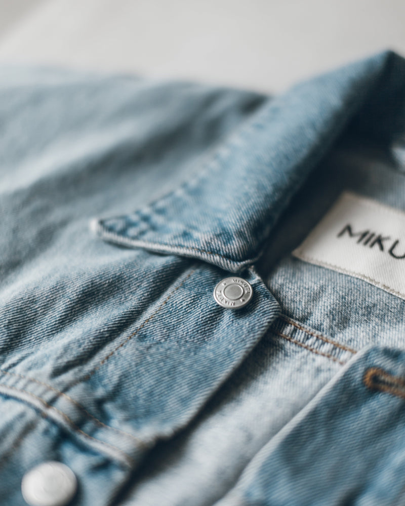 La chaqueta vaquera azul