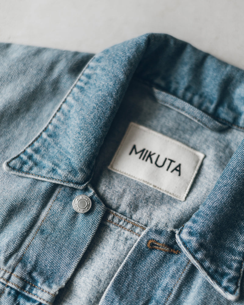 La chaqueta vaquera azul