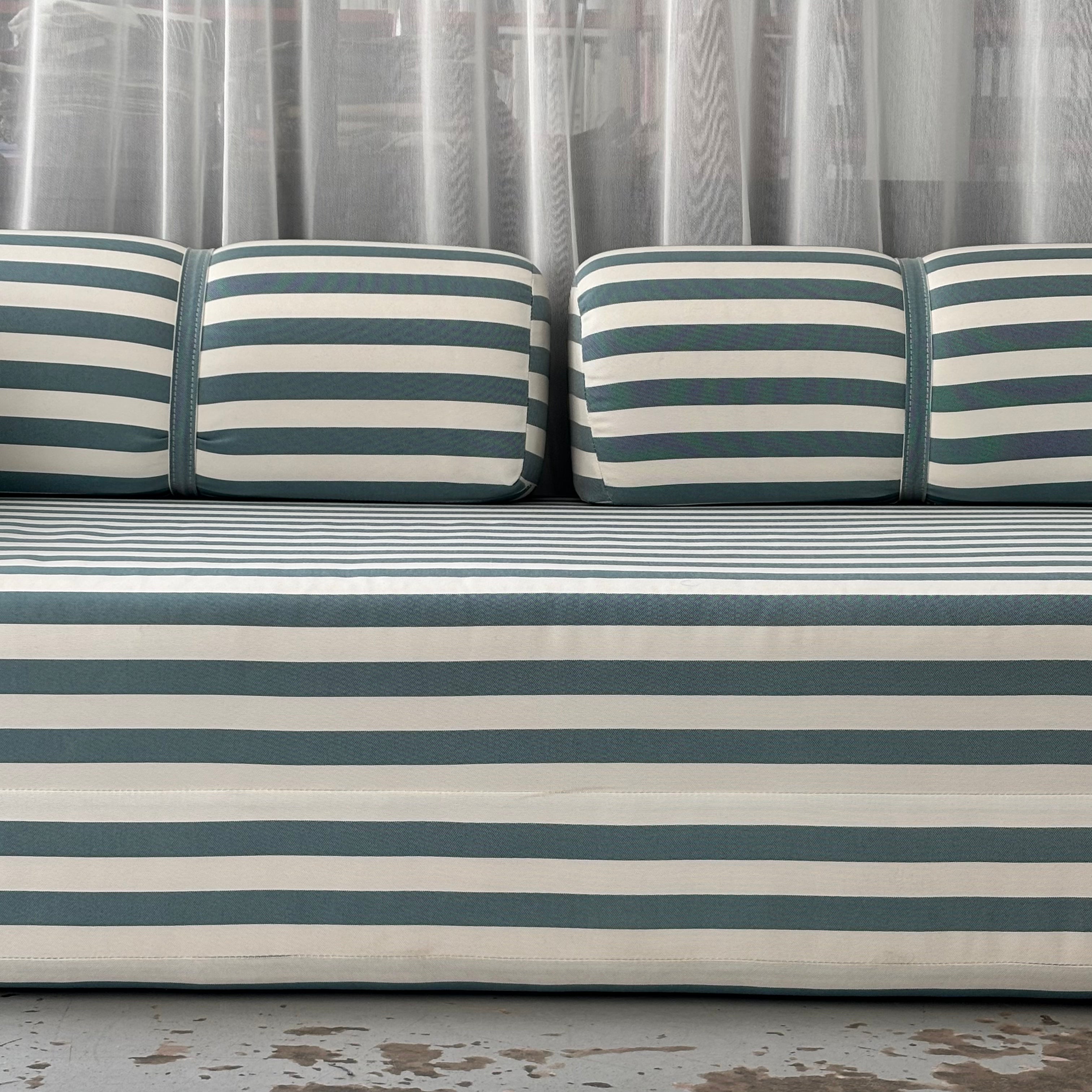 Sofá Cama De Rayas Verdes Y Blancas Vintage