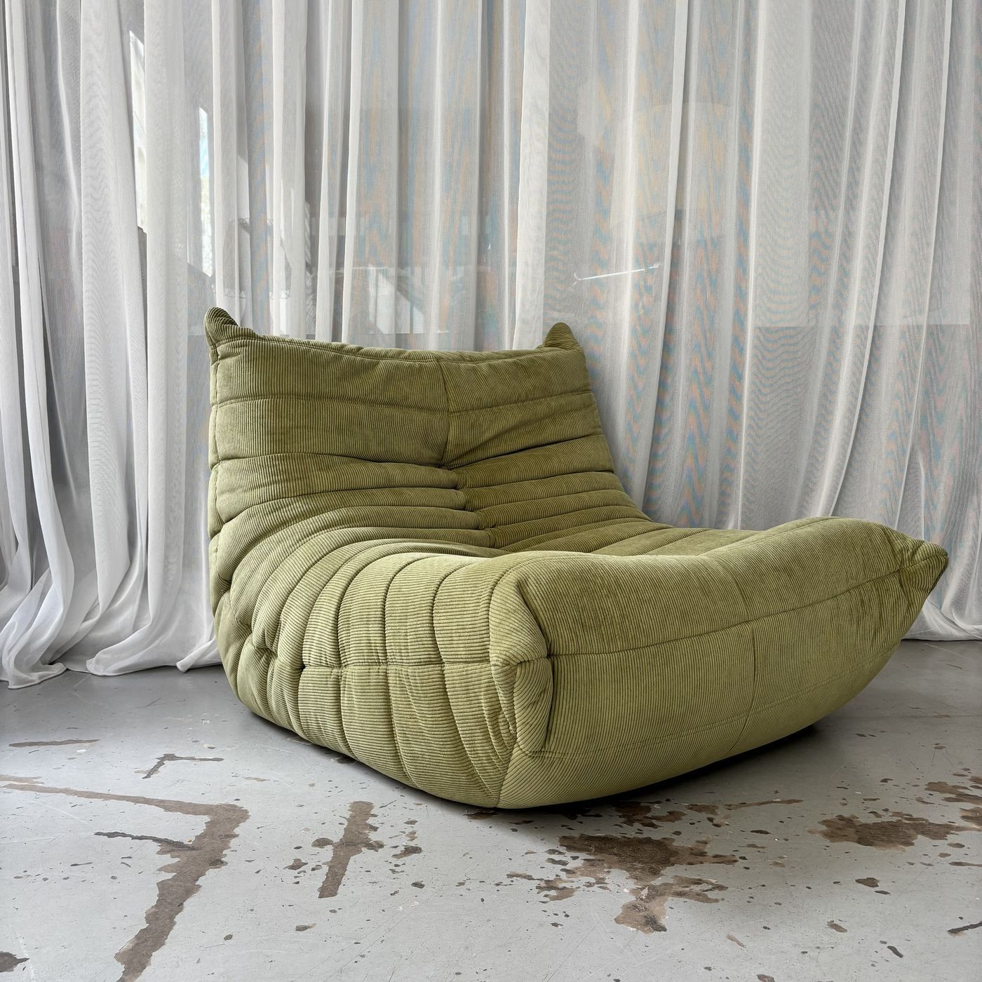 Sillón Togo de terciopelo verde acanalado