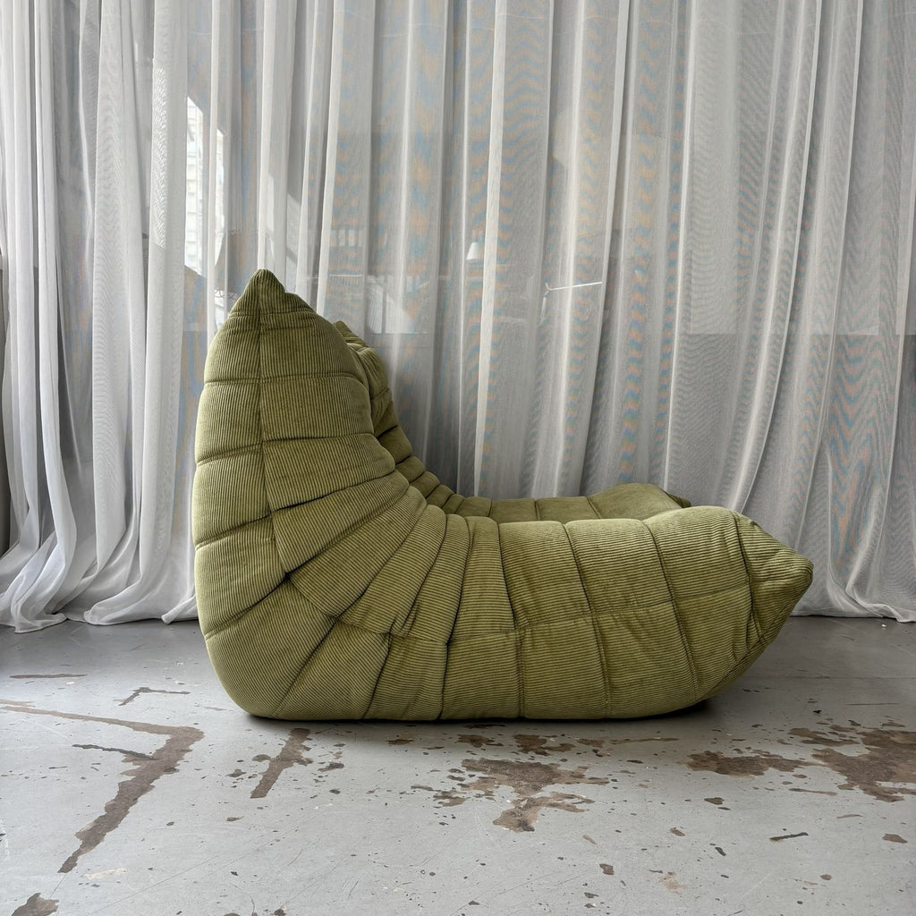 Sillón Togo de terciopelo verde acanalado