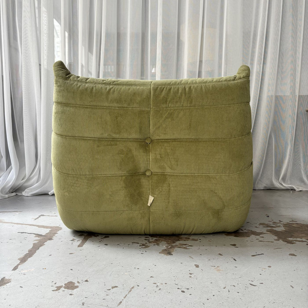 Sillón Togo de terciopelo verde acanalado