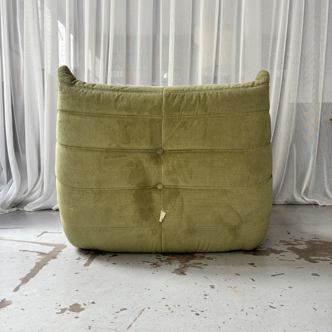Sillón Togo de terciopelo verde acanalado