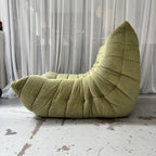 Sillón Togo de terciopelo verde acanalado