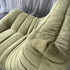 Sillón Togo de terciopelo verde acanalado