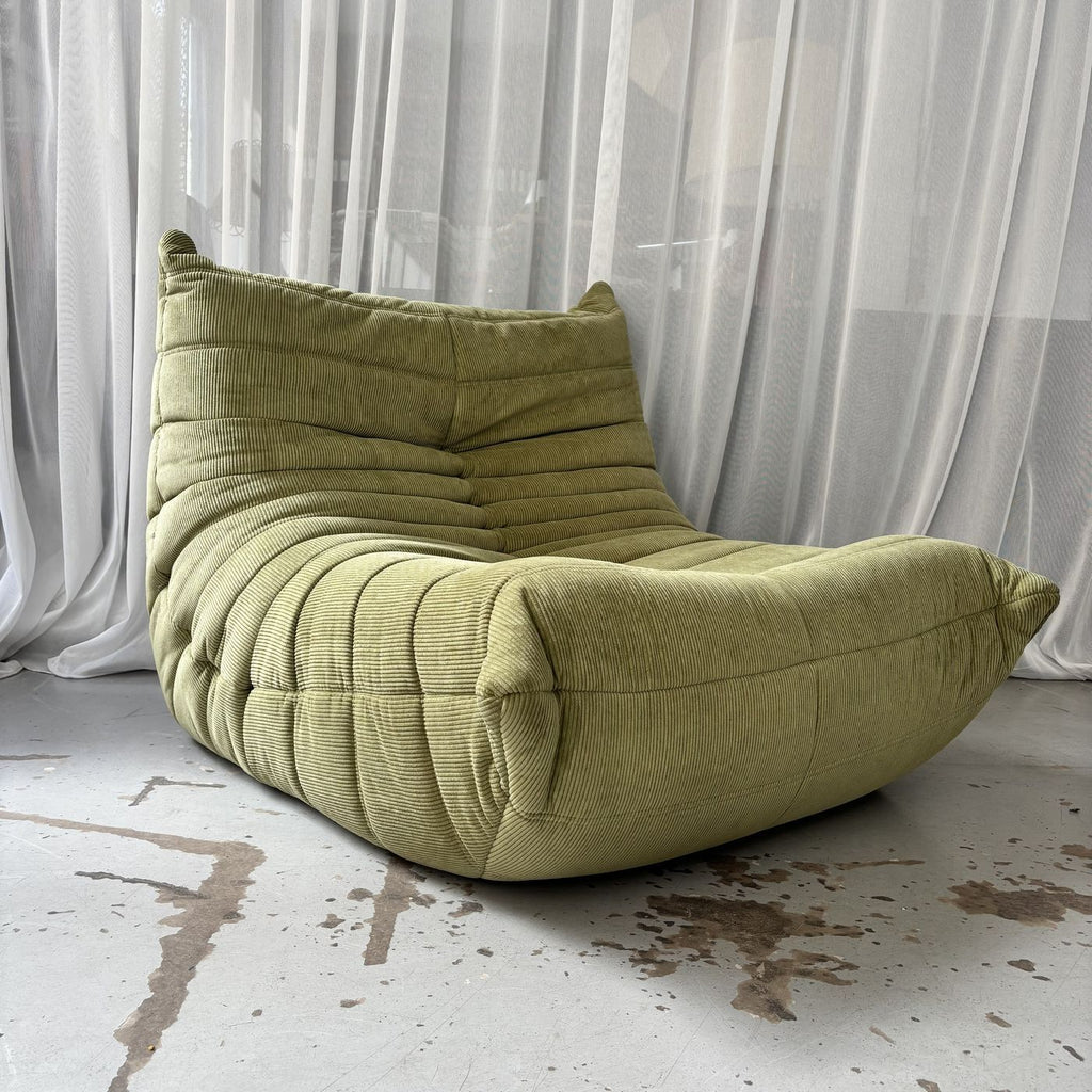 Sillón Togo de terciopelo verde acanalado