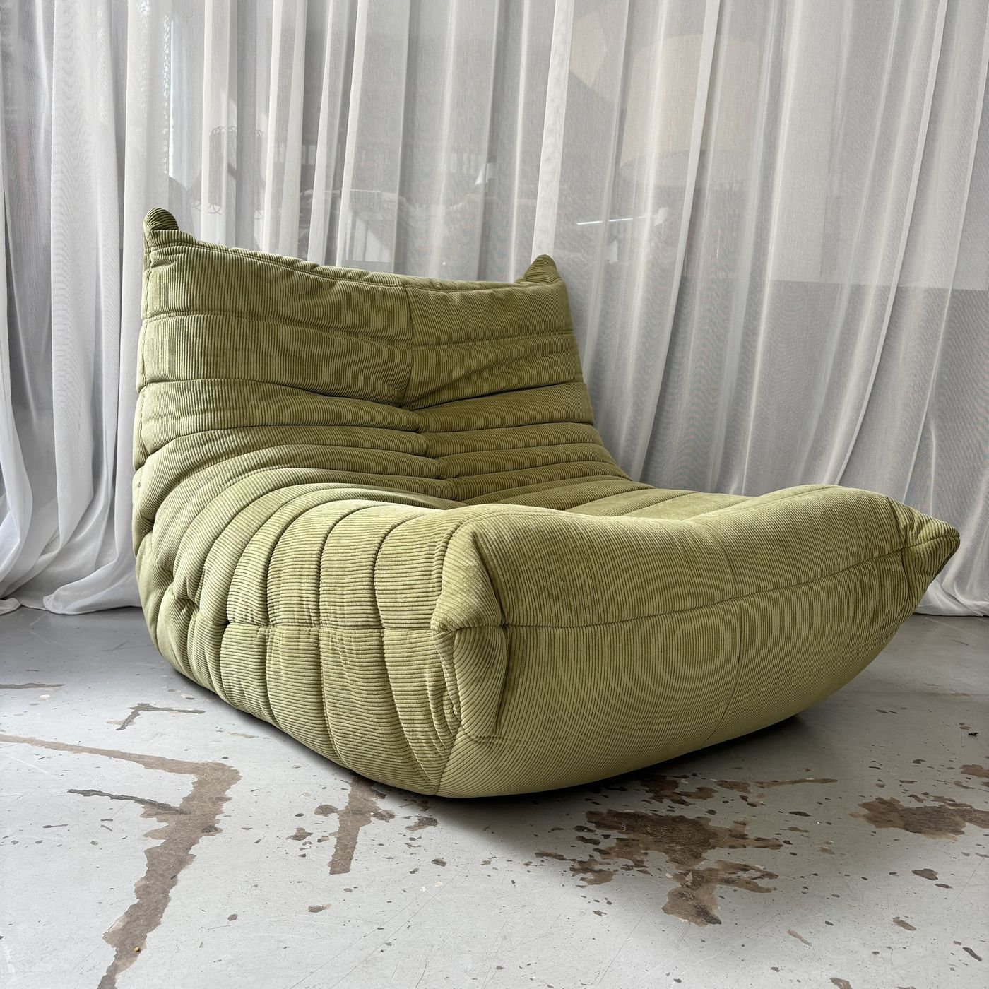 Sillón Togo de terciopelo verde acanalado
