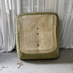 Sillón Togo de terciopelo verde acanalado