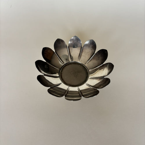Taza de flores de metal