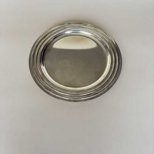 Bandeja redonda de metal plateado