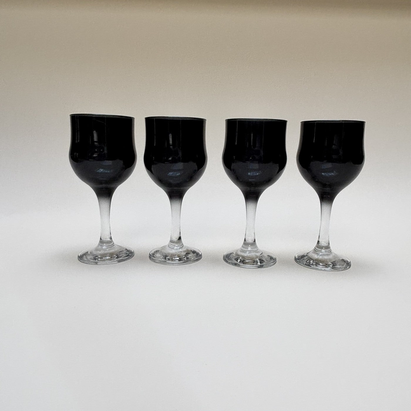 Ensemble De Verres À Pied Noir.