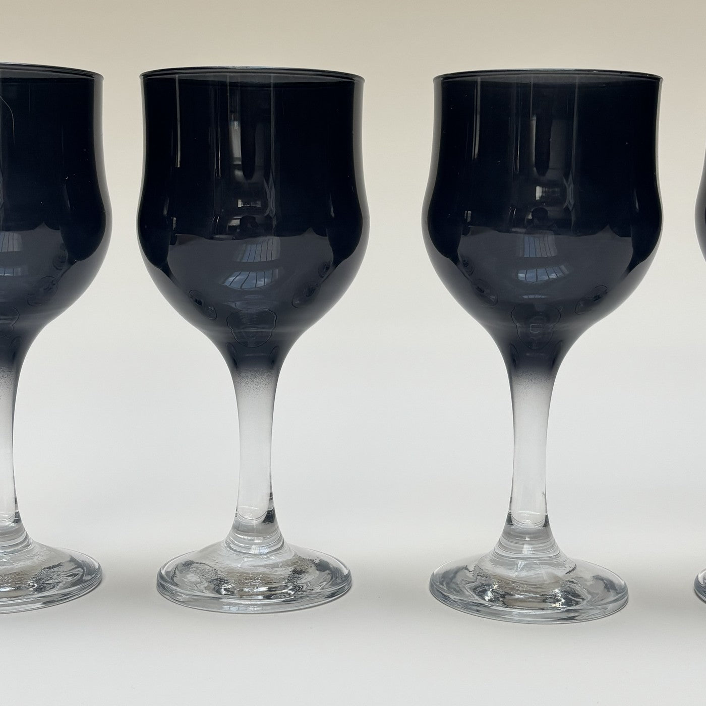 Ensemble De Verres À Pied Noir.