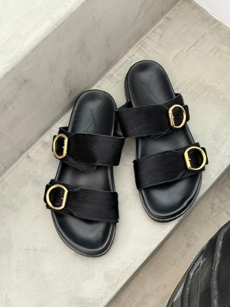 Sandalia negra con doble hebilla