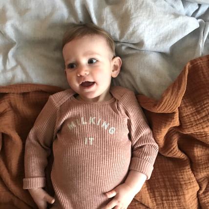 Body de algodón orgánico 'Milking it' clay - Selección Claude & co disponible en amaetc.com, concept store ecológico para niños