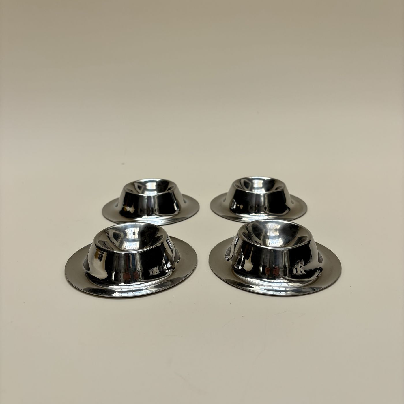 Juego De 4 Hueveras De Metal Vintage