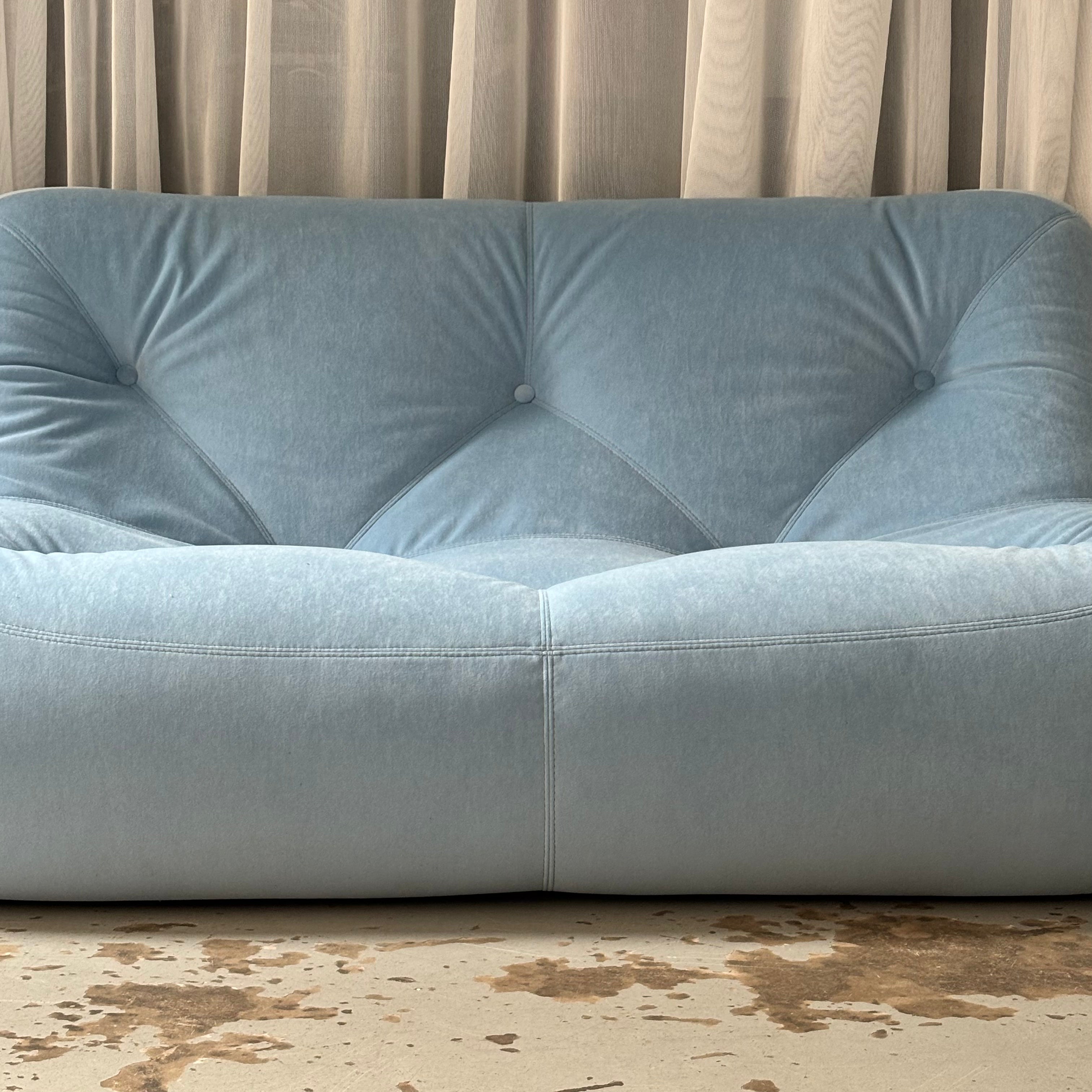 Sofá de 2 plazas Kali azul de Michel Ducaroy para Ligne Roset