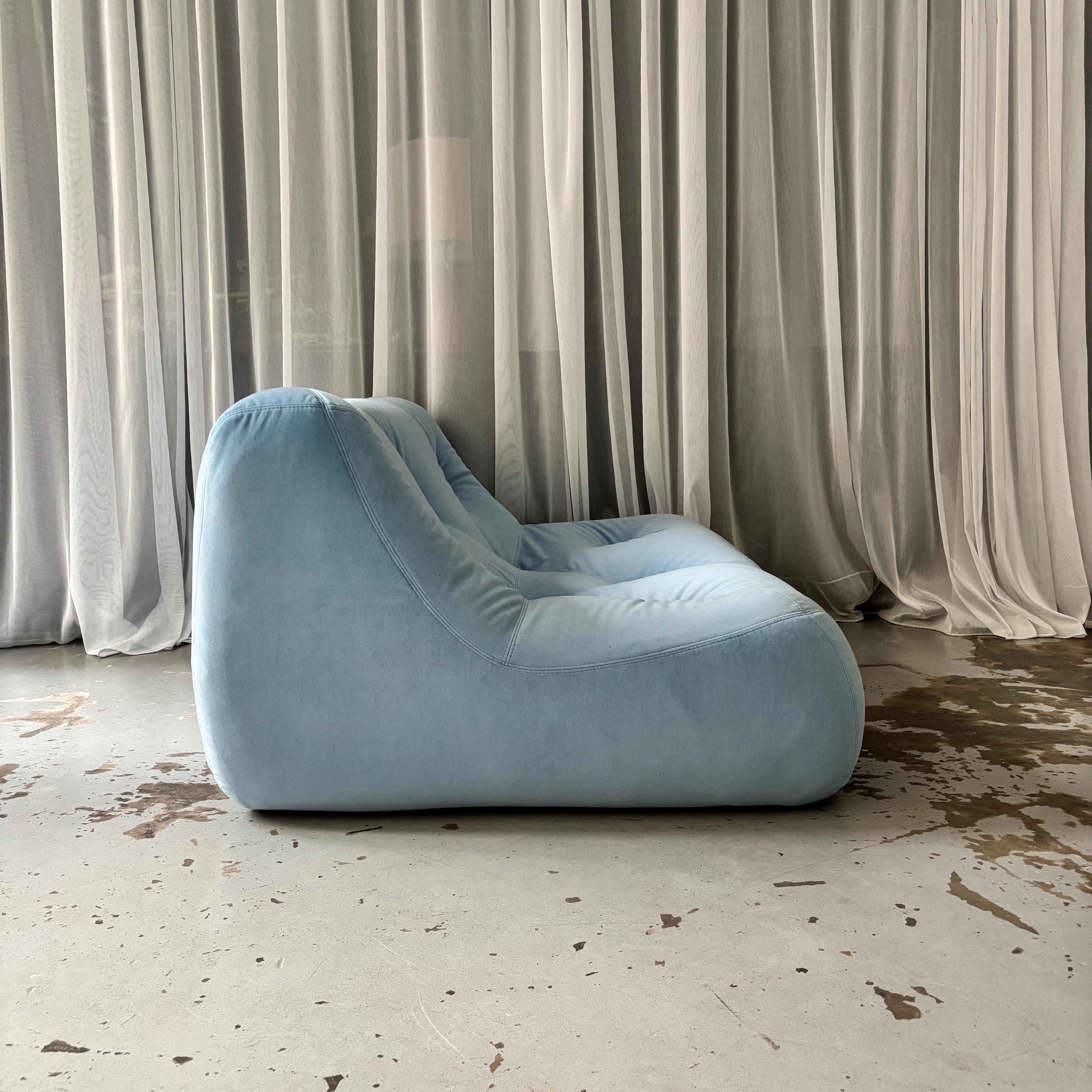 Sofá de 2 plazas Kali azul de Michel Ducaroy para Ligne Roset