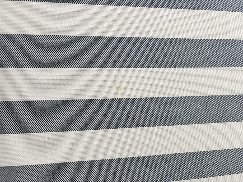 Sofá de rayas azules